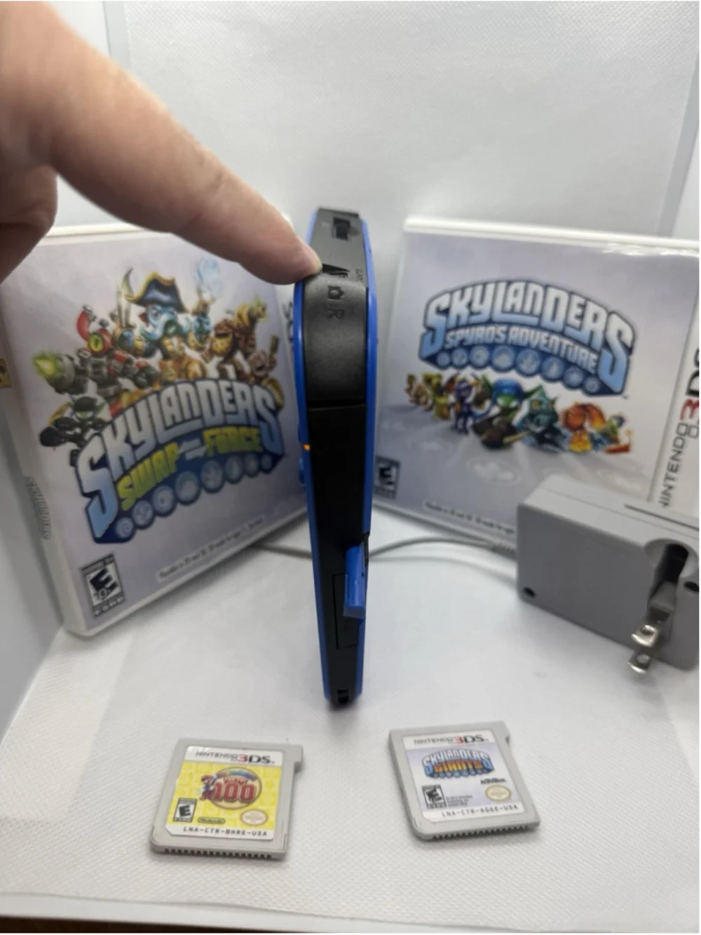 Nintendo 2DS Electric Blue [Console & Charger!] [Tested!] And 4 GAMES!!!